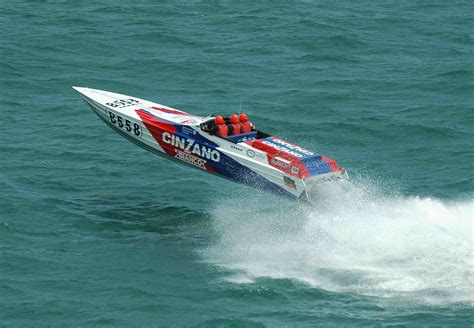 Offshore Powerboat Racing ...as it used to be. Leon Davis