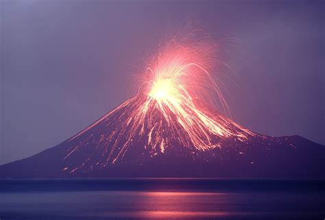 Gunung Krakatau Meletus