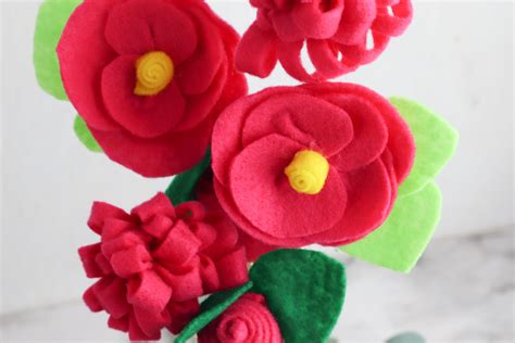 Make This -> DIY Felt Flowers Tutorial - THE SWEETEST DIGS