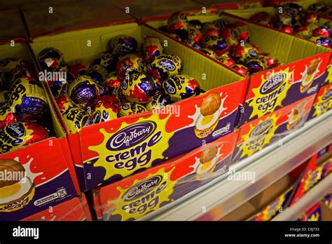 Cadbury creme egg easter egg hi-res stock photography and images - Alamy