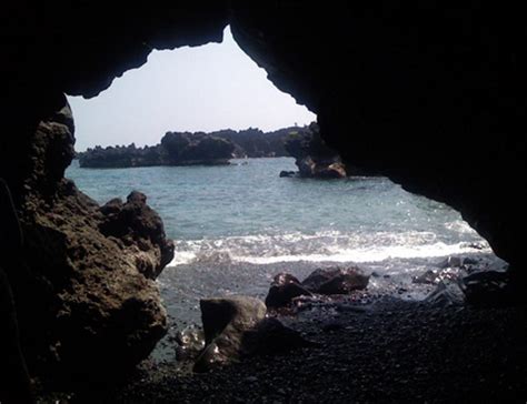 Sea caves at Waianapanapa State Park | Images of Old Hawaiʻi