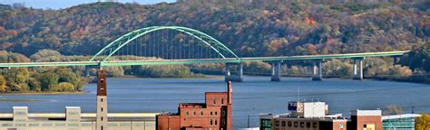 Dubuque, Iowa Travel Vacation Guide - Sightseeing Attractions