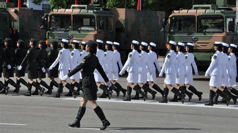 China's Xi Jinping greets PLA's Hong Kong troops in show of force - CNN