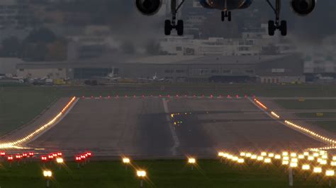 Slow motion - airplane landing at the airport 28562321 Stock Video at Vecteezy