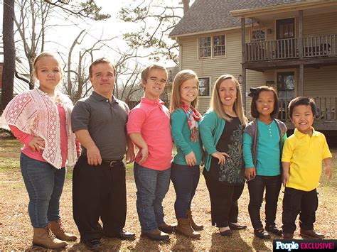 TLC's 7 Little Johnstons Stars Family with Achondroplasia Dwarfism ...