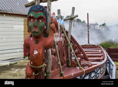 Maori canoe hi-res stock photography and images - Alamy