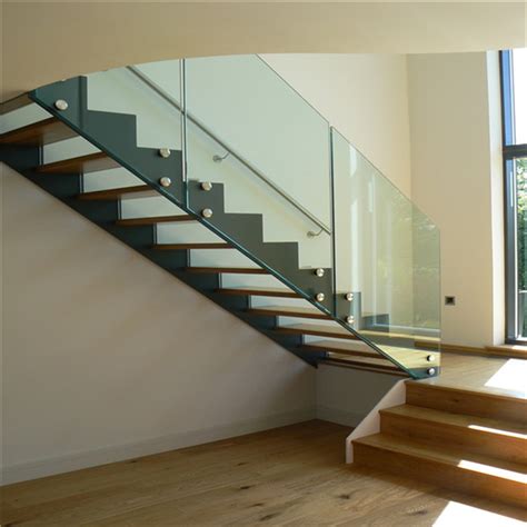 China Carbon Steel Zig Zag Straight Wood Staircase with Glass Railings Photos & Pictures - Made ...