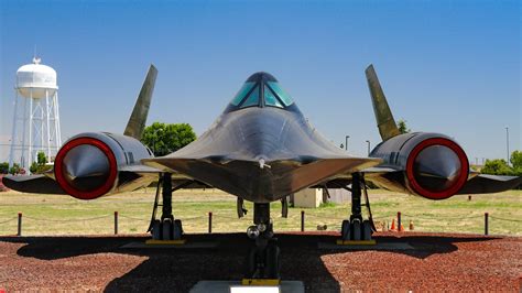 Castle Air Museum goes in heavy with huge bombers, cargo planes - CNET