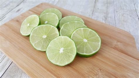 Detox Lime Infused Water - Thrifty Jinxy