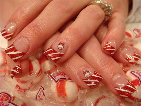 Nail Art: CANDY CANE NAILS