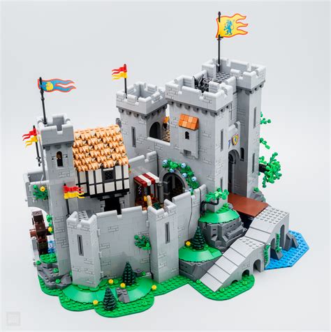 LEGO 10305 TWO Lion Knights with Red capes Castle IN HAND READY TO SHIP NEW Authentic Guaranteed ...