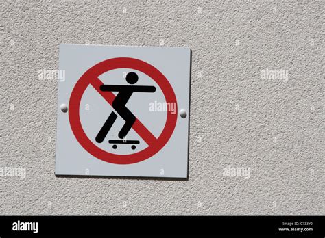 No skateboarding warning sign hi-res stock photography and images - Alamy