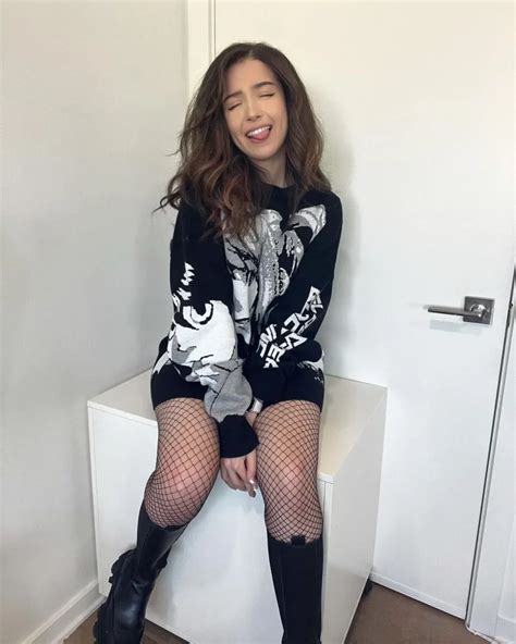 9 Pokimane No Makeup Looks That Might Leave You in Awe