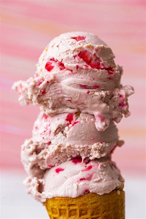 Fresh Strawberry Ice Cream - HealthyHappyLife.com