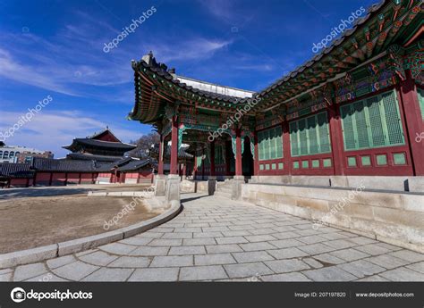 Traditional Korean Style Architecture Seoul South Korea Stock Photo by ©kanuman 207197820