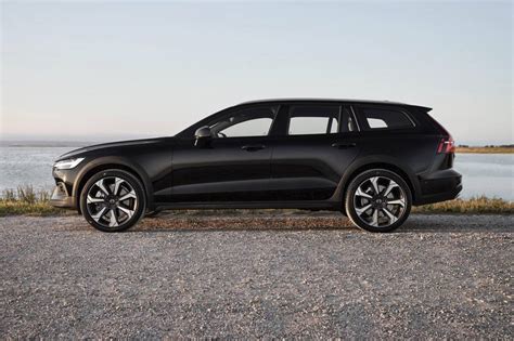 2023 Volvo V60 Cross Country Pictures - 9 Photos | Edmunds