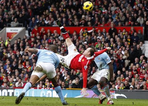 Wayne Rooney's Brilliant Response To Claim That Ronaldo's Bicycle Kick ...