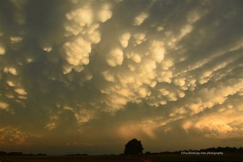 This photo of post-storm mammatus clouds is absolutely stunning - The Washington Post