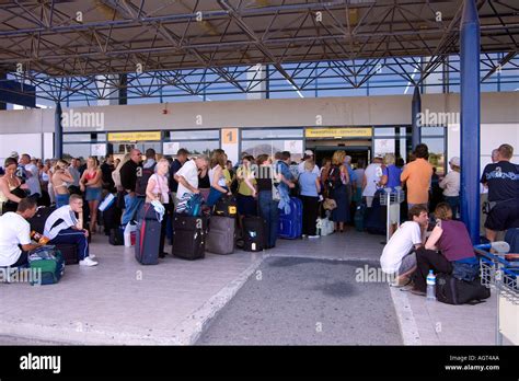 Kos airport departures Banque de photographies et d’images à haute résolution - Alamy