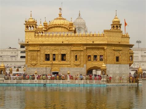 The Golden Temple Amritsar - About and Travel Guide Sites in India