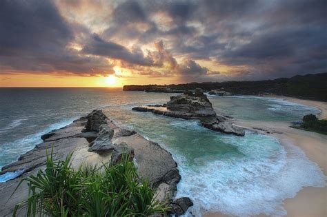 Pantai Klayar, Wisata Pacitan Menarik Untuk Kamu Kunjungi