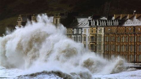 UK storms: Giant waves hit amid fresh flooding fears - BBC News