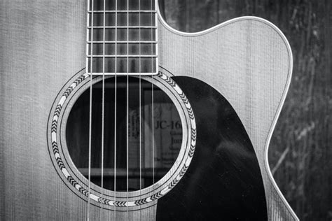 What are the best acoustic guitar strings? - Artist and Producer