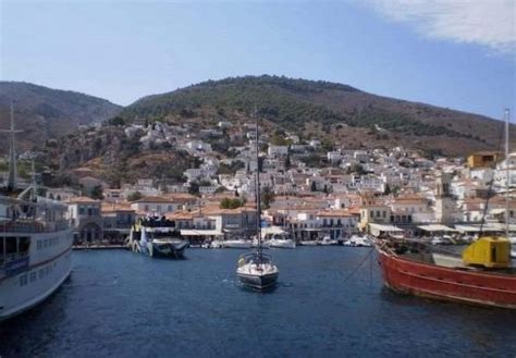 A Brief Guide To The Charming Hydra Island - A World to Travel