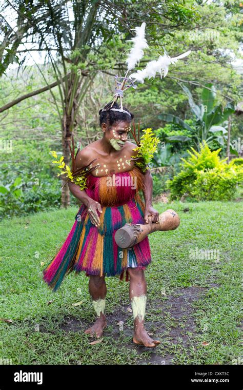 Papua new guinea tribal dress hi-res stock photography and images - Alamy