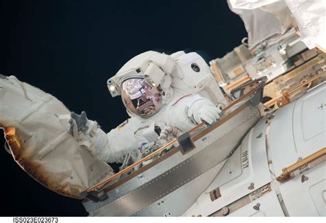 This Is How Astronauts Work Outside The ISS Moving At 17,500