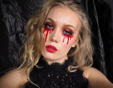 Easy Halloween makeup look: Blood tears (you only need fake blood!)