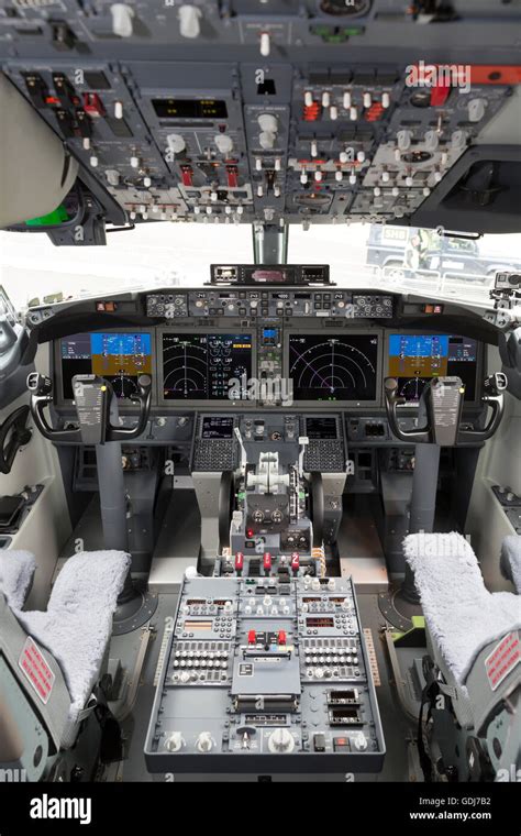 737 max cockpit hi-res stock photography and images - Alamy