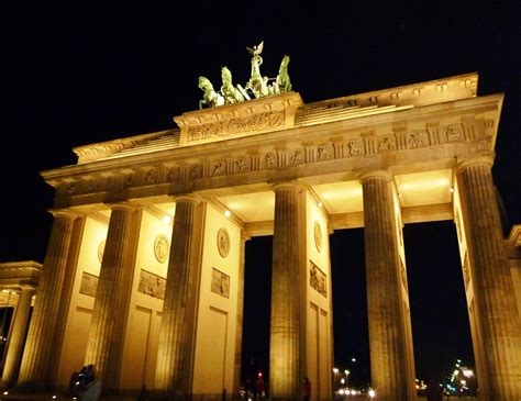 Gateway to a city full of history, Brandenburg Gate, Berlin, Germany. | Mundo, Vida