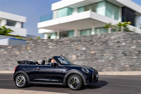 MINI Cooper SE Cabrio (02/2023).