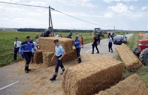 French farmers bring Tour de France to standstill with protest - Agriland.ie