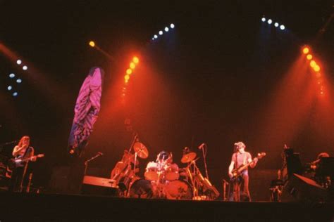 Flashback: Pink Floyd Play ‘Dogs’ on Their 1977 ‘In the Flesh’ Tour ...