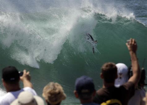 Surf's up! Monster waves hit Calif. - Photo 2 - Pictures - CBS News