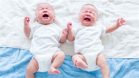 What to Do When Your Twin Babies Cry at the Same Time