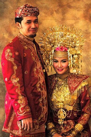 Warta Loka: Minangkabau wedding traditions