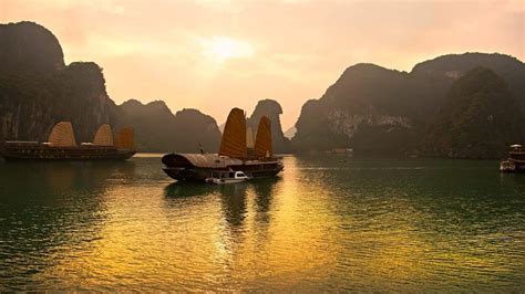 See sunset and sunrise on Halong Bay (Nov. 2024)