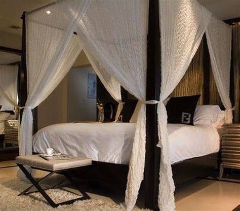 Romantic Bedroom With Canopy Beds 34 - SWEETYHOMEE