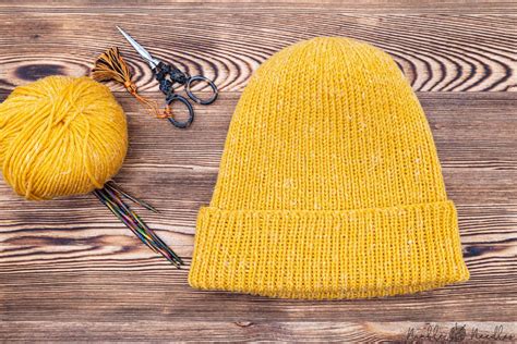 Easy men's beanie knitting pattern [Free + step by step instructions] (2022)