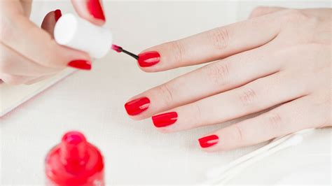 How to Paint Your Own Nails With Your Non-Dominant Hand — Expert Advice | Allure