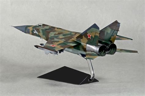 MiG-25BM 1/72 Scale Model | Plastic model airplane kits, Scale models, Airfix models