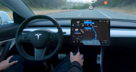 La première Tesla 100 % autonome entre les mains d'Elon Musk