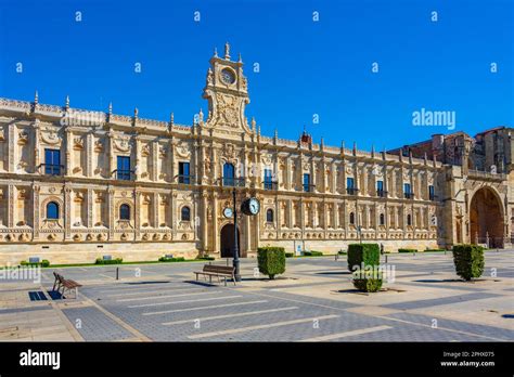 Parador de Leon building in Spanish town Leon Stock Photo - Alamy