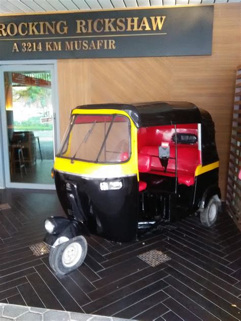 [Bajaj RE] Auto rickshaw outside an Indian restaurant in Singapore : r/spotted