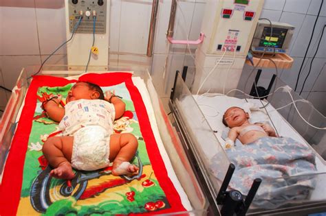 Mother gives birth to record-setting 13-pound baby