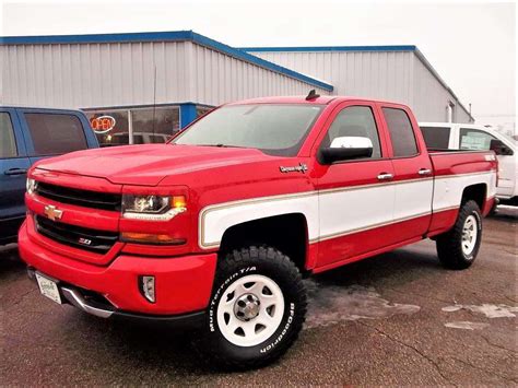 Retro 2018 Chevy Silverado Big 10 conversion proves two-tone truck ...