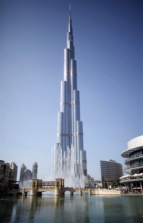 The World’s Tallest Building Burj Khalifa Sways and Creaks in a Storm (VIDEO) | Realty Today